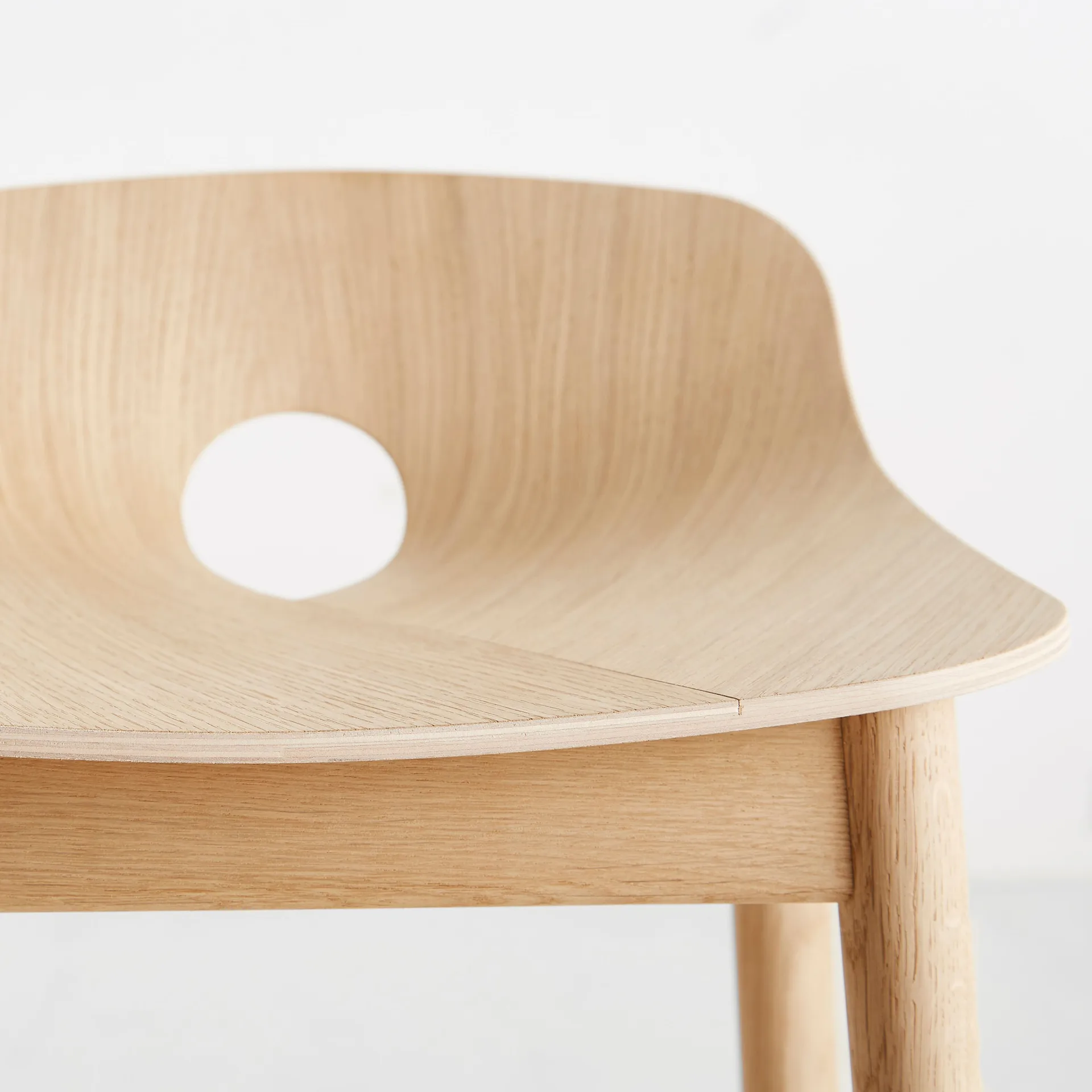 Mono σκαμπό, Δρυς με λευκό πιγμέντο Woud