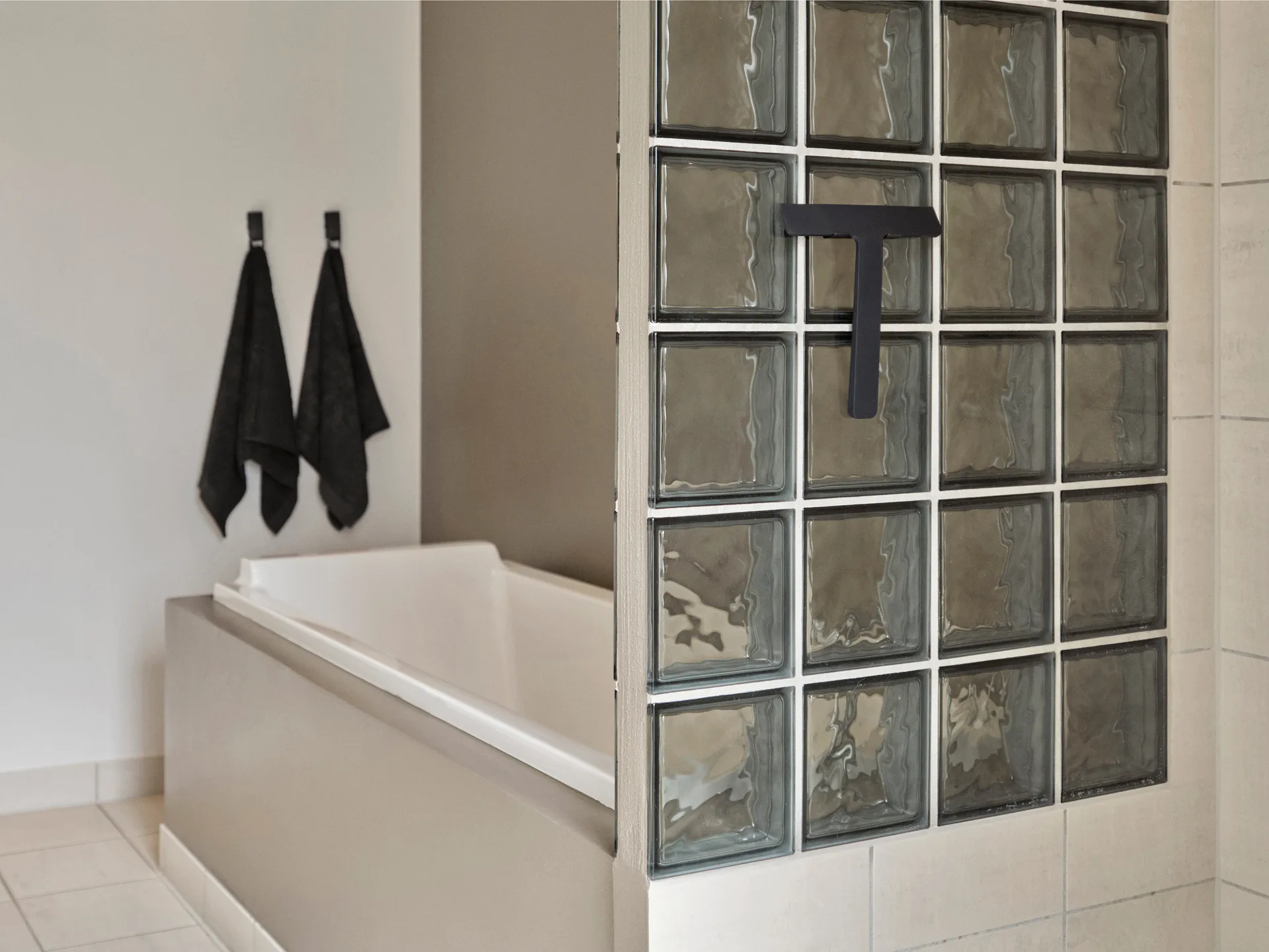 Ume ξύστρα με βάση, Black Zone Denmark