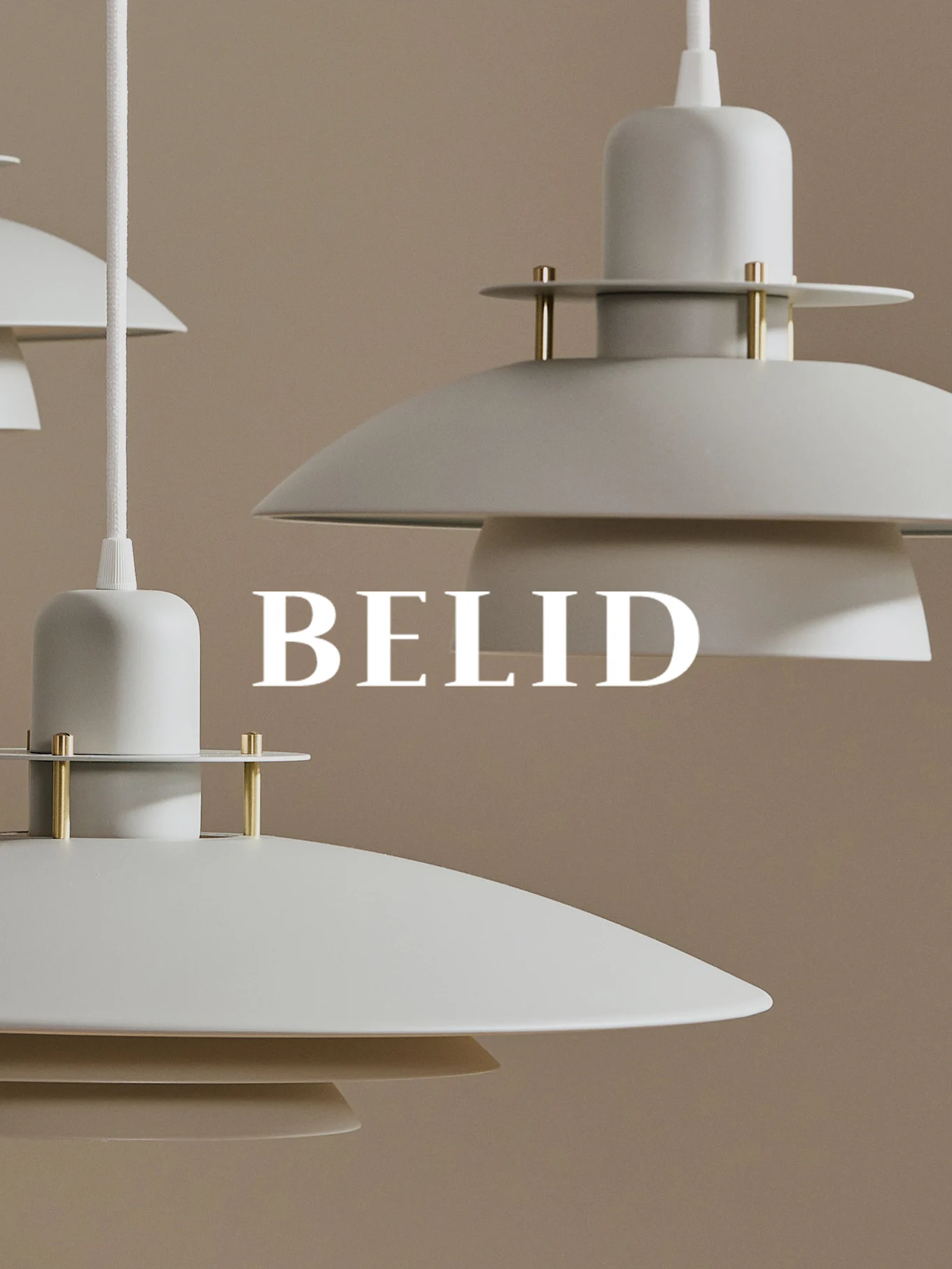 Λευκά κρεμαστά φωτιστικά με στρώσεις και ορειχάλκινες λεπτομέρειες κρέμονται σε μπεζ φόντο. Το κείμενο 'BELID' είναι επάνω.